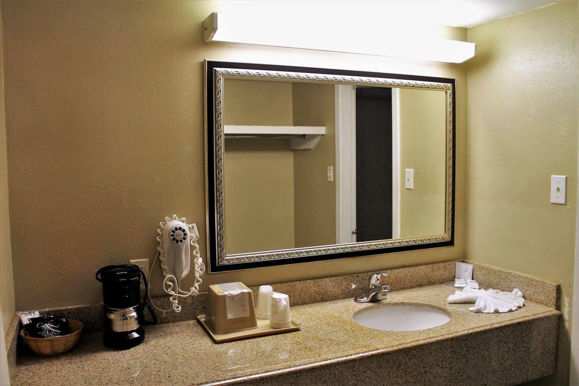 Continental Inn And Suites Nacogdoches Tx Sfa University Downtown מראה חיצוני תמונה